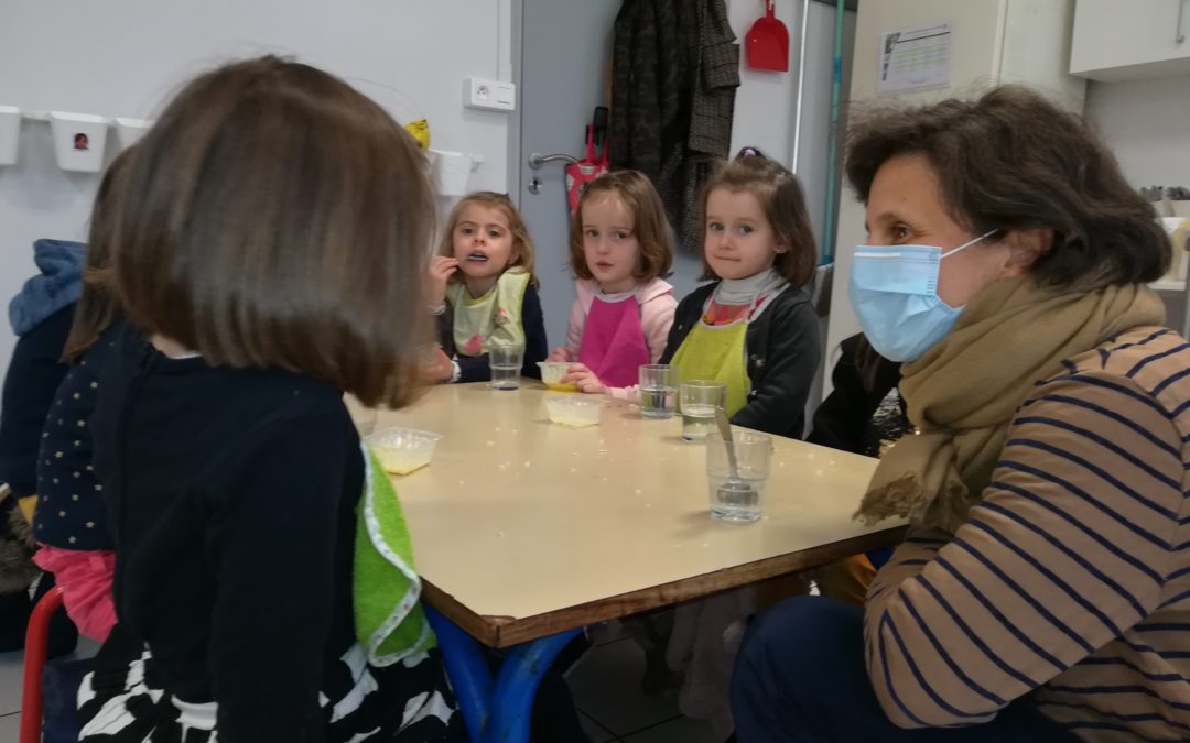 L’APEL vient déjeuner avec les enfants de la PS au CP