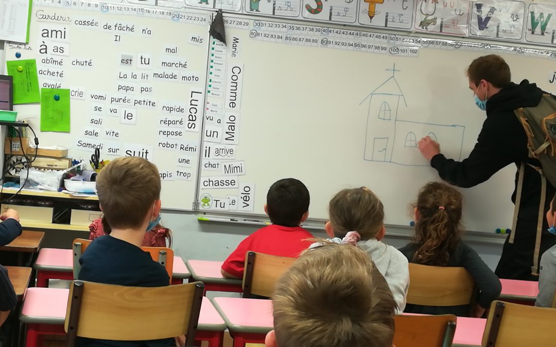 La visite de Père Antoine à l’école.