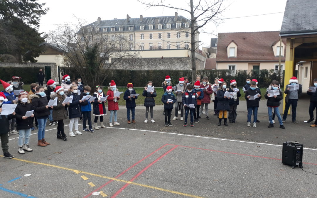 Les classes de Mmes Rouxel et Bezault chantent pour les résidents du quartier de l’école